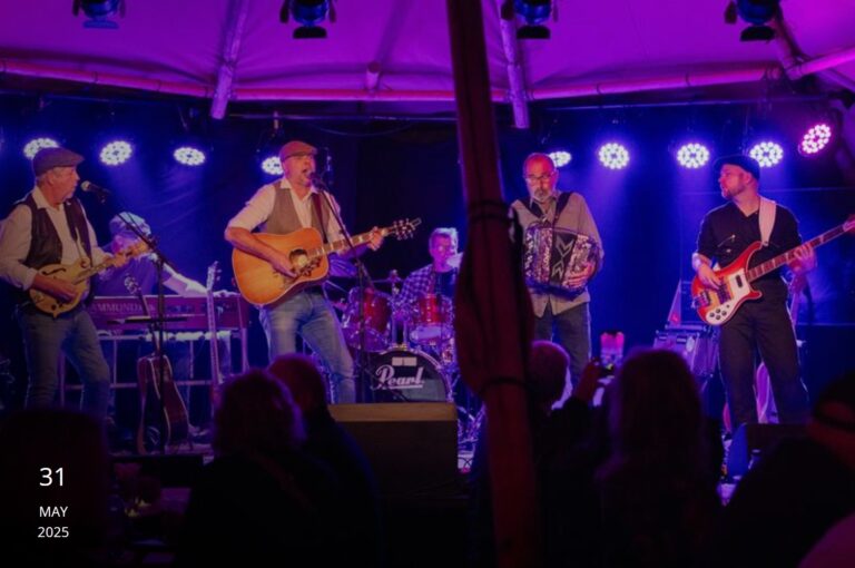 Darkwood Boys på gatetunet i Moelv